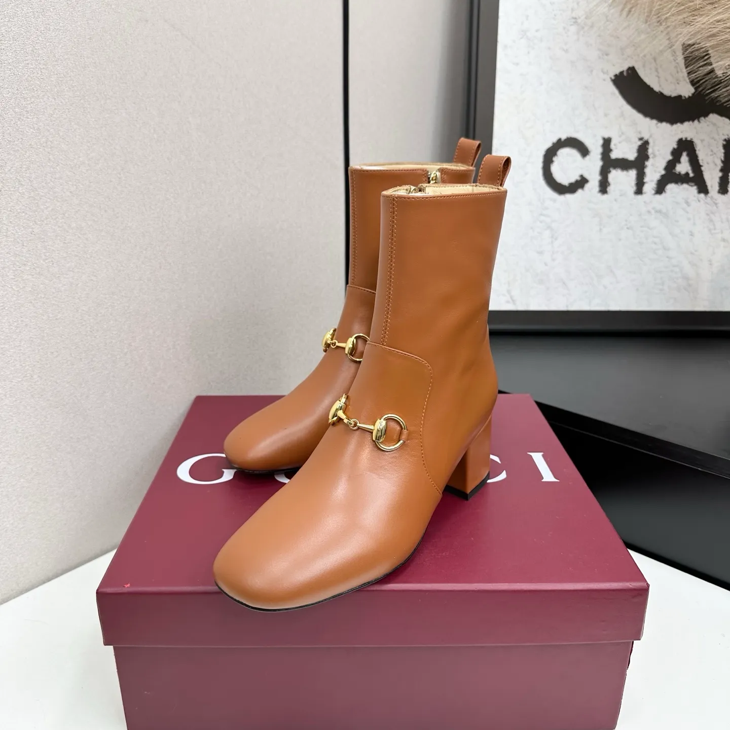 👟👟Ex-factory price 740👟👟 Gucci Gucci 2025G new autumn and winter classic horsebit thick heel short boots. The main series is finally available, and the products are worth looking forward to! Original classics create new designs ✨ Purchasing agent level! Full of high-end feel! A favorite among bloggers at home and abroad, it is retro and fashionable, easy to wear and looks great on your feet! Mainly recommended by the official website, new colors are constantly updated 🆕 ▪️Upper: original calfskin/cloth ▪️Inner lining: imported sheepskin ▪️Outsole: Italian leather outsole ▪️Heel height: 3.5cm ▪️Shoe size: 35-39 (40.41.42 can be customized)